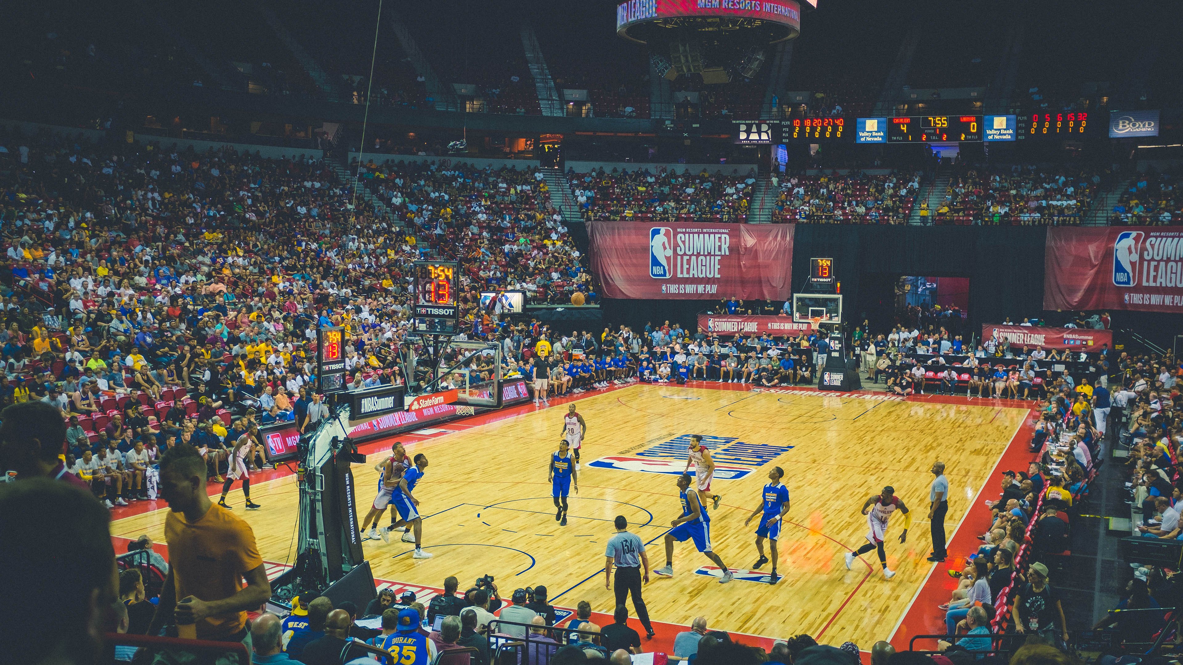 爱游戏官网-尼克斯血拼雄鹿，莫兰特关键回合不手软，当钢铁意志撞上致命獠牙