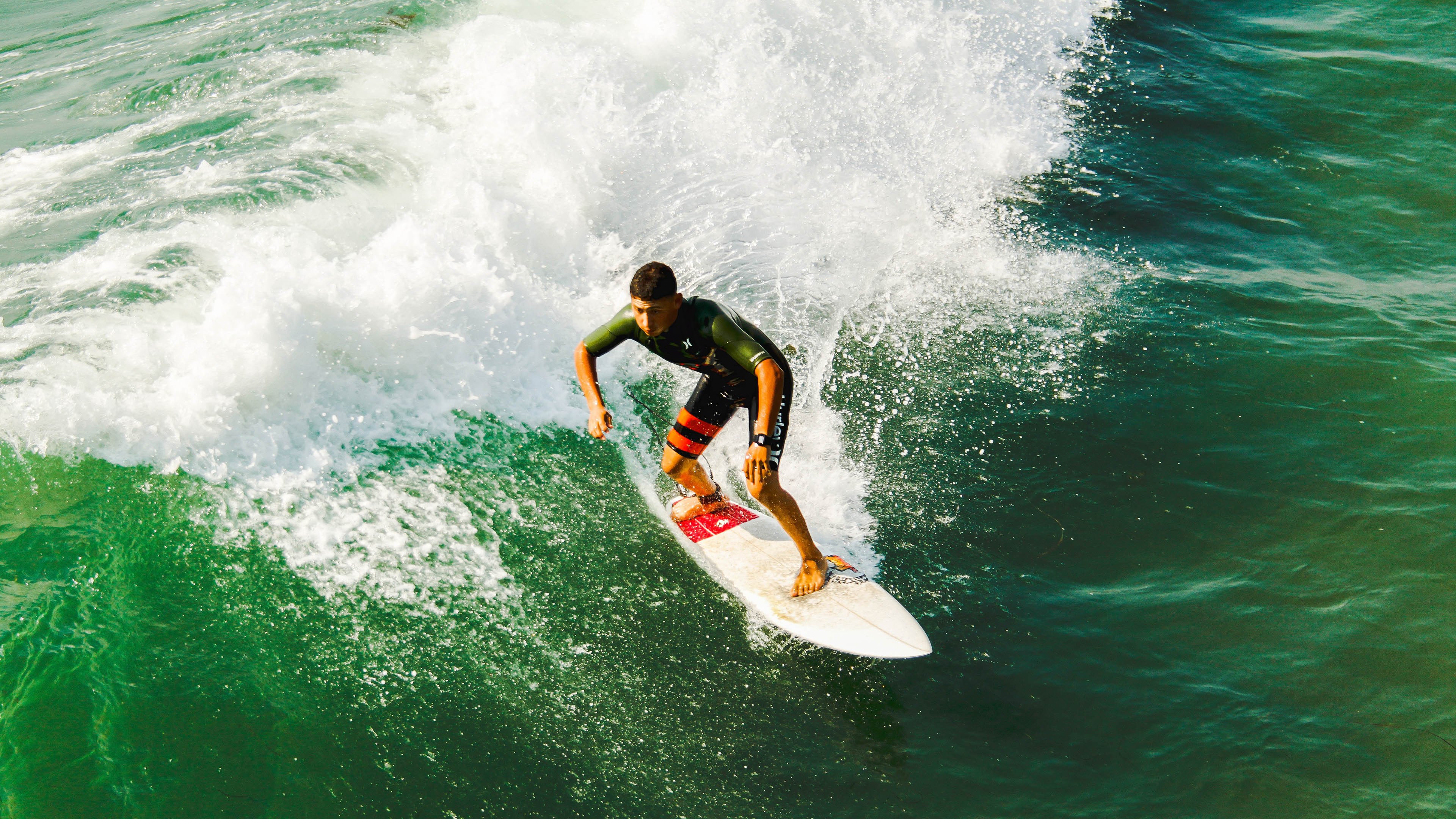 赛道与绿茵的共振，当F1引擎轰鸣遇见诺坎普的碾压美学